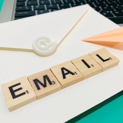 La sinergia perfecta entre estrategias de correo electrónico y redes sociales en el marketing B2B